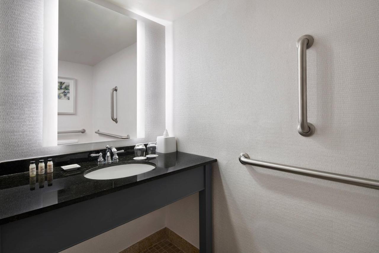 Delta Hotels By Marriott Chesapeake Norfolk Bagian luar foto